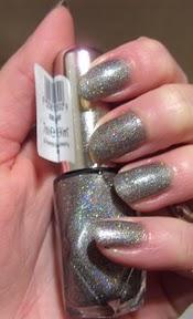 Lackiert: Silvesternägel mit p2 Snow Glam "Glitter Grey"