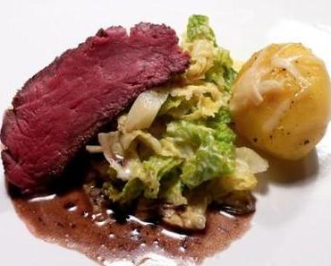 Schweinemedaillons in Speckkruste an Sahnewirsing und Rosmarinkartoffeln