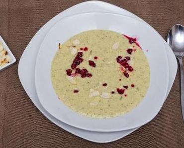 Petersilienwurzelsuppe mit Granatapfelkernen
