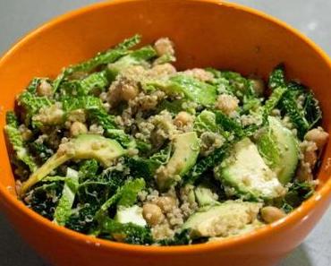 Grünes Fast Food / Quinoa-Kichererbsen-Salat mit Avocado