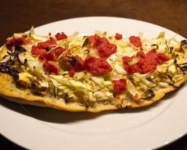 Überbackenes Fladenbrot mit Weisskohl, Feta und Tomaten