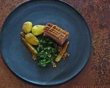 Grünkohl, Pfeffer-Birnen und Schweinebauch