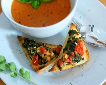 Zum Auslöffeln: Tomatensuppe mit Spinat-Feta-Toast