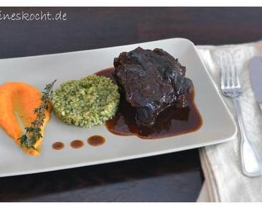 Rinderbäckchen in Rotweinjus mit Karottencreme und grünen Graupen