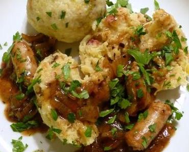 Sauerkrautknödel mit Bratwurstsauce