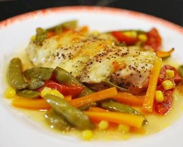 Dampfgegarte Hühnerbrust mit Mozzarella und Gemüse