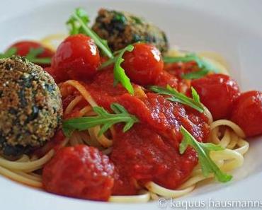zum tierfreitag:  Spinat-Pilz-Klöße, Pasta und würzig-scharfe Tomatensauce
