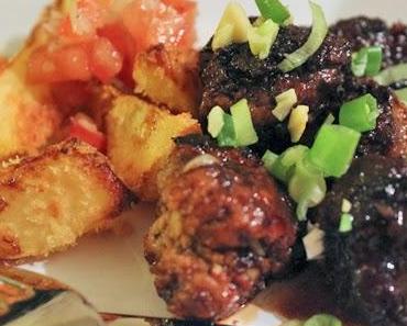 Glasierte Fleischbällchen mit Chilikartoffeln und Tomatensalsa
