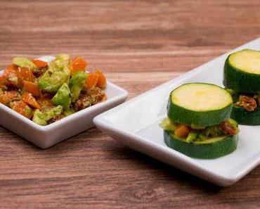Zucchiniturm gefüllt mit Möhren, getrockneten Tomaten und Avocado