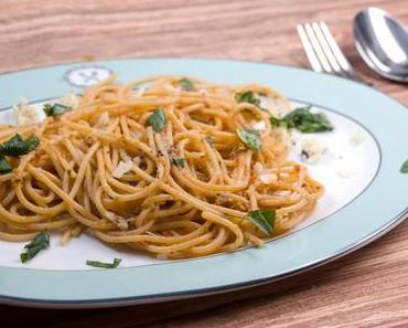 Spaghetti mit rotem Pesto, Trüffelbutter und Parmesan