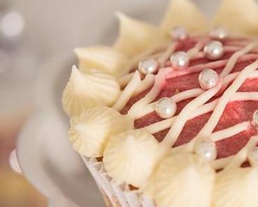 Elegante Cupcakes mit Doppelloch- und geschlossener Sterntülle