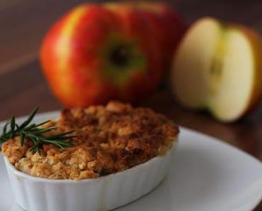 Ruck-Zuck fertig: Apple-Crumble mit Rosmarin-Streuseln und Mandelstiften