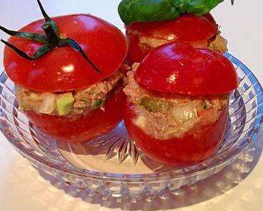 Thunfisch-Creme-Salat in Tomatentöpfchen