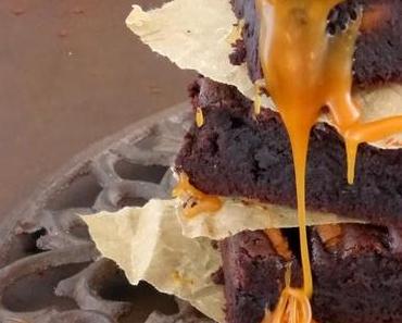 Apple-Brownie mit salty Haselnussgeist-Karamellsauce