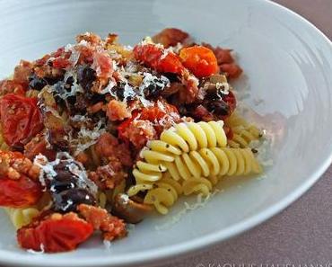 fastfood: Fusilli,Pancetta, Salsiccia mit Tomaten und Oliven