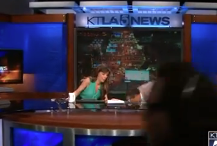 EARTHQUAKE!! Schrecksekunde in LA bei Mini-Erdstoß, News-Team hechtet unter den Schreibtisch…