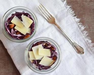 Soulfood: Rotkohlsalat mit Datteln, Nüssen und Peccorino