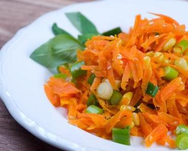 [Low Carb] Pikanter Möhrensalat mit Pinienkernen und Chili