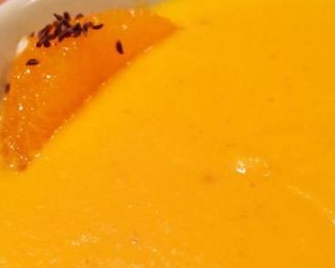 Fruchtige Karotten-Ingwer-Suppe mit Orange und Kümmel