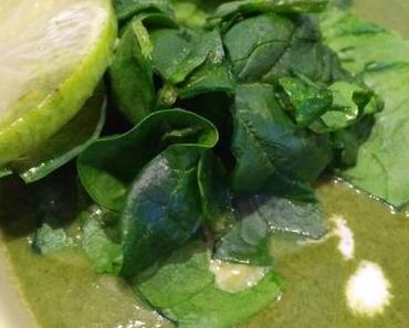 Cremige Spinat-Kokos-Suppe mit Ingwer und Limette