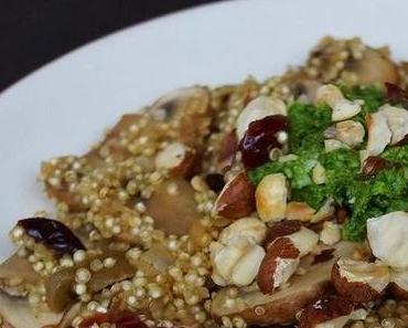 Quinoa-Salat mit Pilzen, Haselnüssen, Cranberries und Petersilienpesto