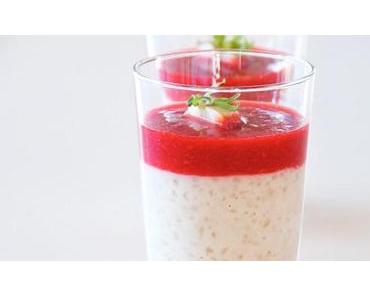 Tapioka-Pudding mit Kokosmilch und Beerenmark, glutenfrei, vegan & fructosearm