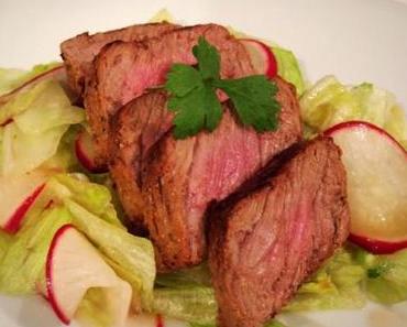 Steakstreifen auf Radieschen-Eisberg-Salat