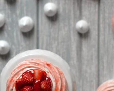 Saisonende, Saisonbeginn { Baiser-Erdbeertörtchen }