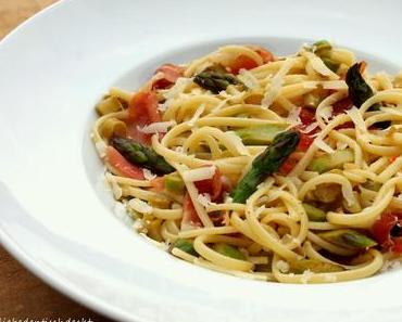 Spaghetti mit grünem Spargel und Parmaschinken