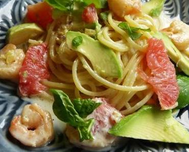 Spaghetti mit Krabben, Avocado und Grapefruit