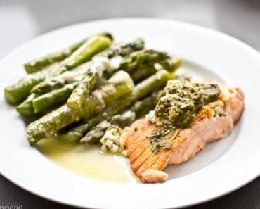 Pesto-Frischkäse-Lachs mit überbackenem Spargel