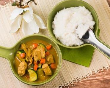 Scharfes grünes Thai-Curry mit Hähnchen, Zucchini, Bambussprossen und
Kokosmilch