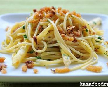 Linguine mit Spargelspitzen  in Petersilienrahm und Haselnuss-Butterbröseln