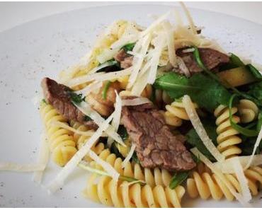 Fusilli mit Rinderfiletstreifen und Rucola