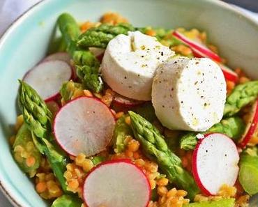 Salat mit grünem Spargel, roten Linsen und Ziegenkäse