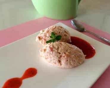 Luftiges Rhabarber-Mousse mit fruchtigem Erdbeer-Coulis