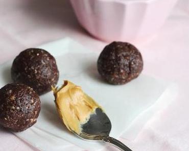 Erdnussbutter-Dattelkugeln.