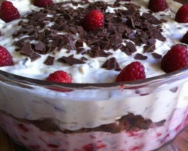 Bananen-Himbeer-Schichtdessert mit Russisch Brot – Banana-Raspberry-Trifle with Alphabet Bisquits