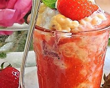 Liebe, Lust und Leidenschaft aus dem Glas! Verführerisch, cremiger Wildrosenmilchreis auf sinnlich, anregendem Erdbeer-Kardamom Püree