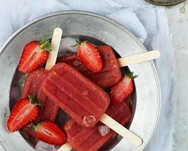 (Bienen-) Königliches Erdbeereis am Stiel