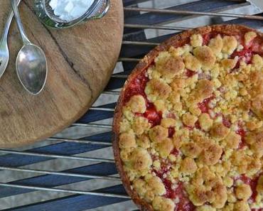 Knuspriger Erdbeer-Streuselkuchen mit Mangopüree