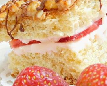 fruchtiger Erdbeerbienenstich / Strawberry bee string cake