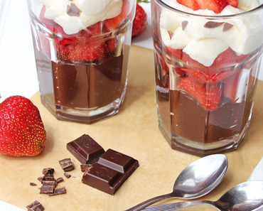 Selbstgemachter Schokoladenpudding mit frischen Erdbeeren und Mascarpone-Sahnehäubchen-mhmmmm!