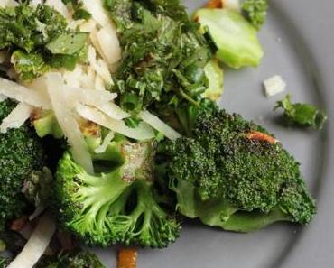 Lauwarmer Brokkolisalat mit Kräutern oder Vergessenes aus dem Garten