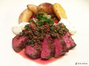 Argentinisches Rinderrückensteak mit Chimichurri an Bohnengemüse