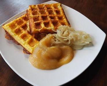 Kartoffelwaffeln mit Apfelmark und Zwiebelringen