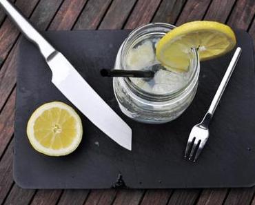 5 Gründe warum du Zitronenwasser trinken solltest.