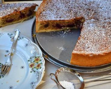 Versunkener Mandelkuchen mit frischen Kirschen