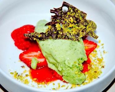 Basilikumeis und Erdbeere