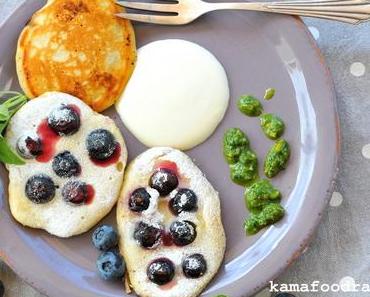 Blaubeerpfannkuchen mit Ahornsirup Crème Fraîche und Basilikum-Minz-Pistazienpesto